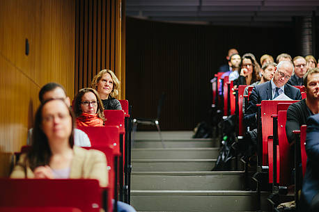 Studierenden und Tagungsbesucher in einem Hörsaal